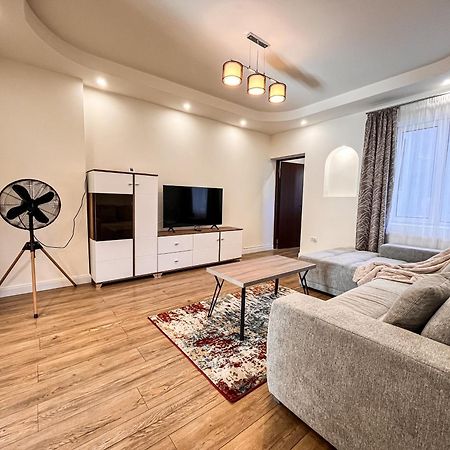 La Teatru - 2Bd Apartment Near Theatre And Old Town ブラショフ エクステリア 写真